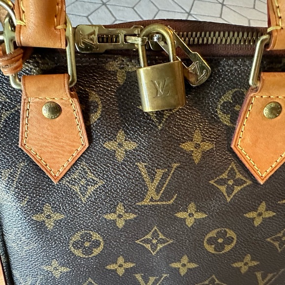 Authentic Louis Vuitton Monogram Alma satchel - Picture 4 of 13